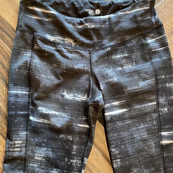 Old navy yoga capris - Picture 3 of 5